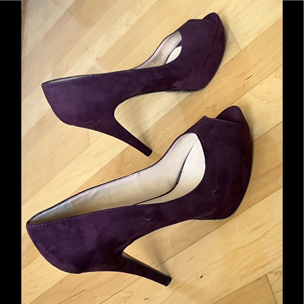 Guess Size 9 1/2 platform suede peep toe pumps in Eggplant